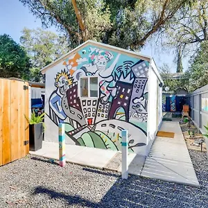 tiny-art-house-near-the-beat.bestsacramentohotels.com/